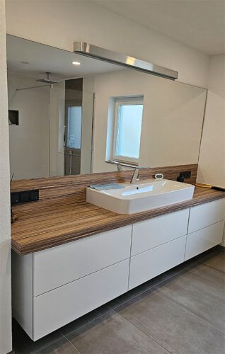 Waschtisch mit Spiegel