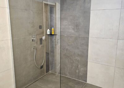 Ansicht begehbare Dusche mit Glaswand